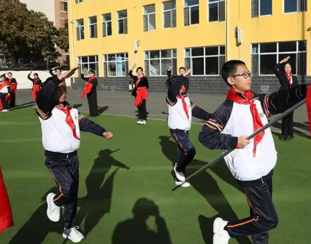 完善交通用餐寄宿资助等帮扶全面展开小班化教育变革 完善交通用餐寄宿资助等帮扶全面展开小班化教育变革